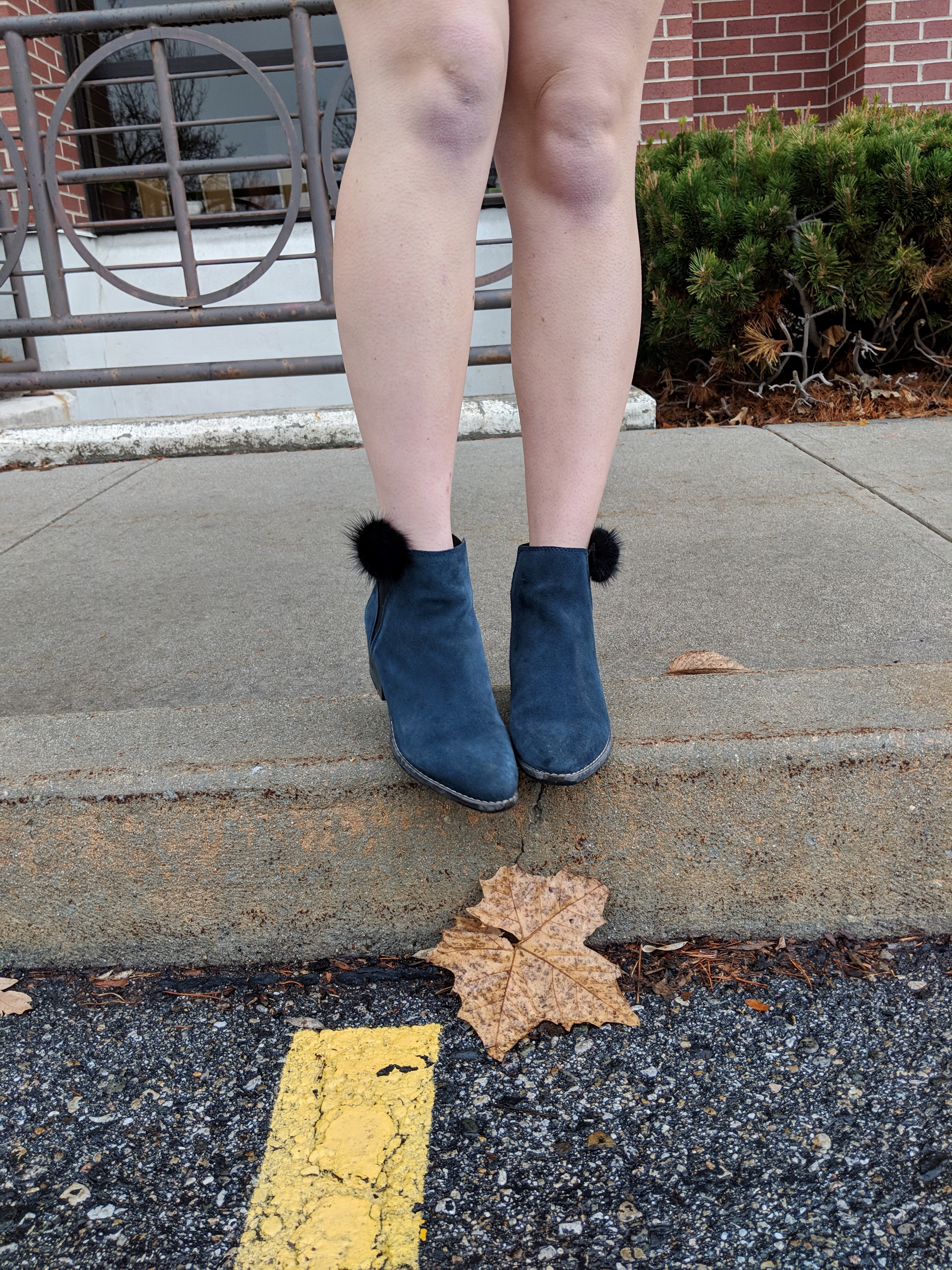 black pom pom shoe clips