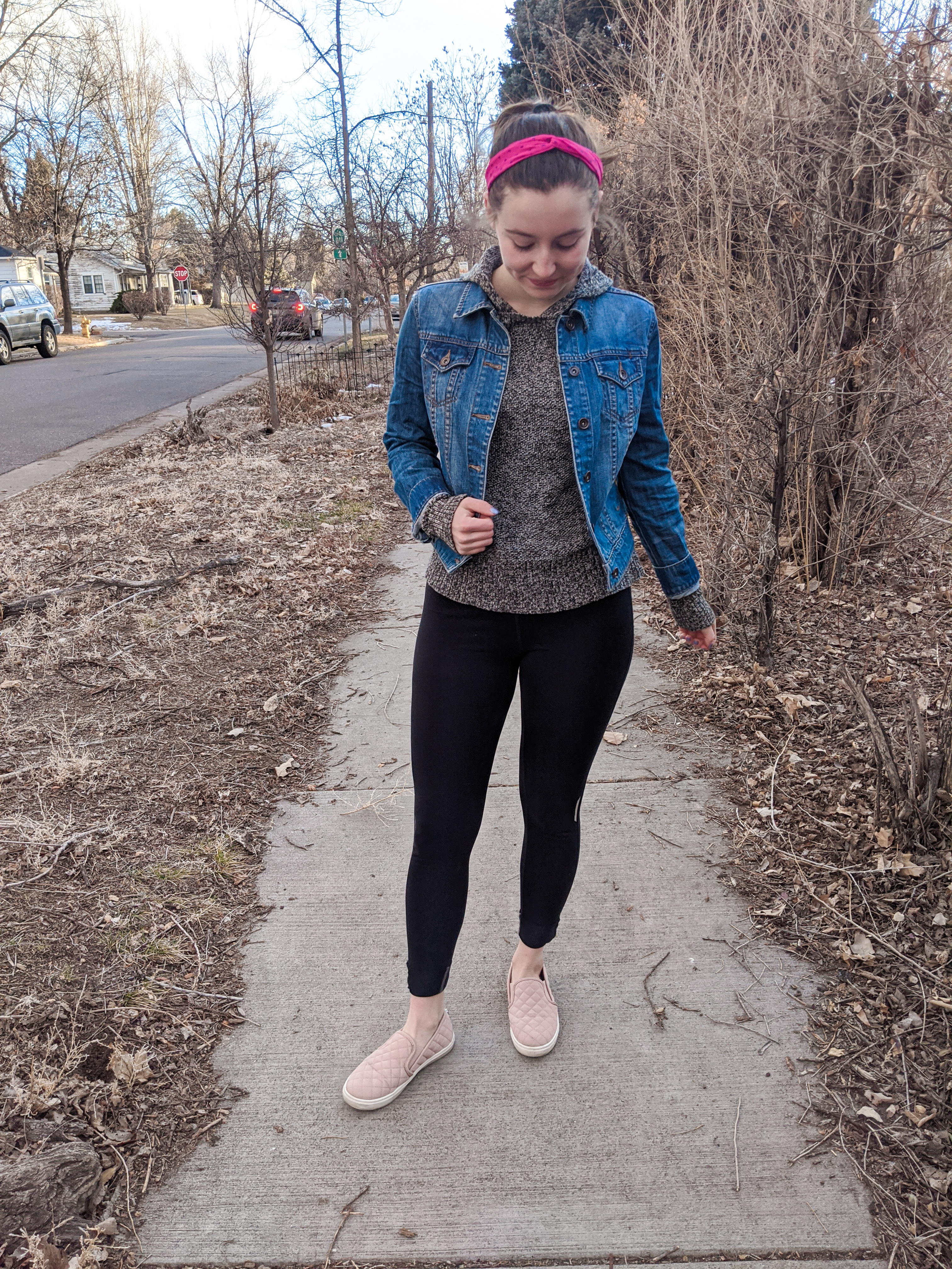 casual outfit, athleisure, fashionable college student