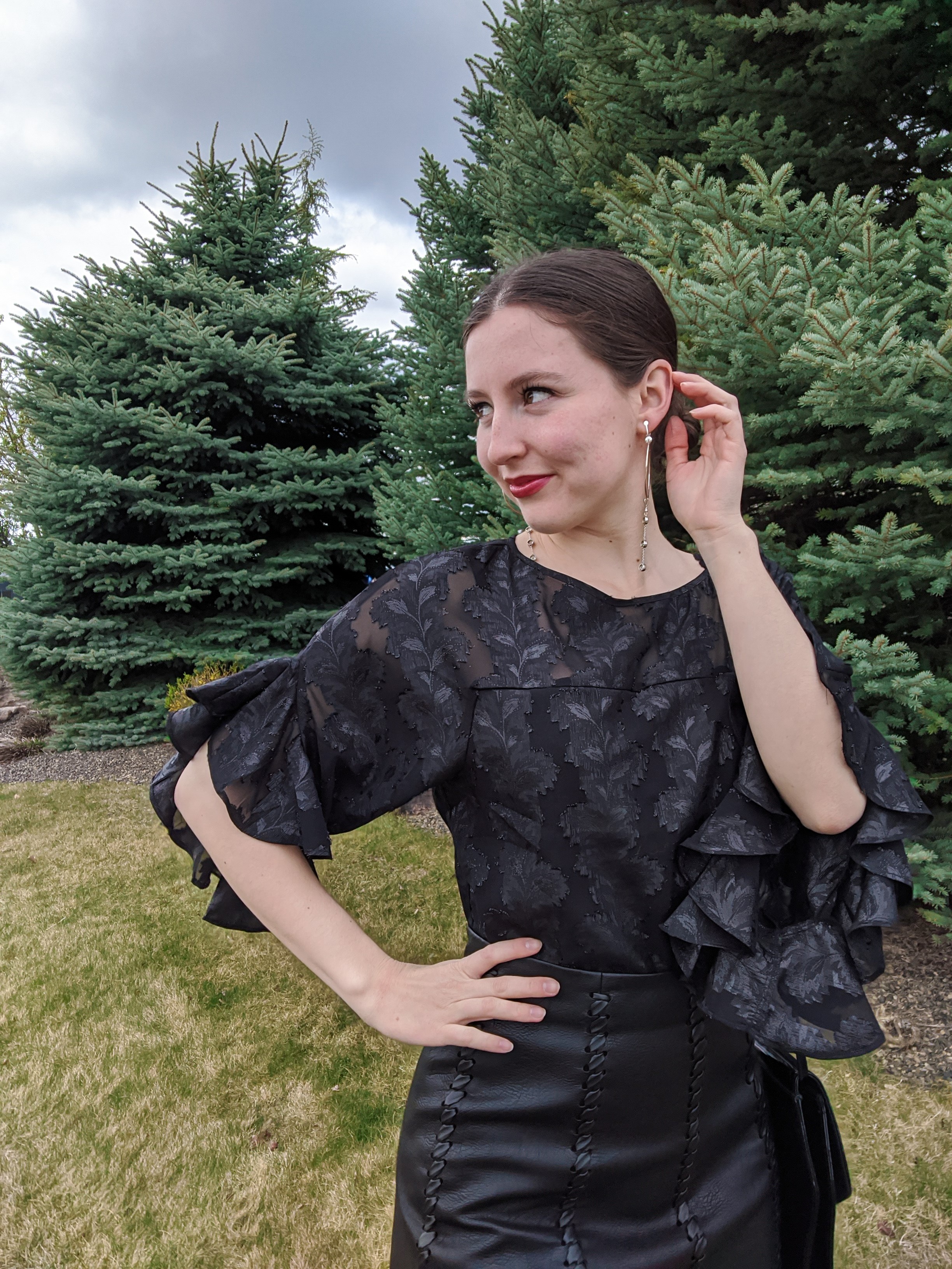 fashionable TV, all black outfit