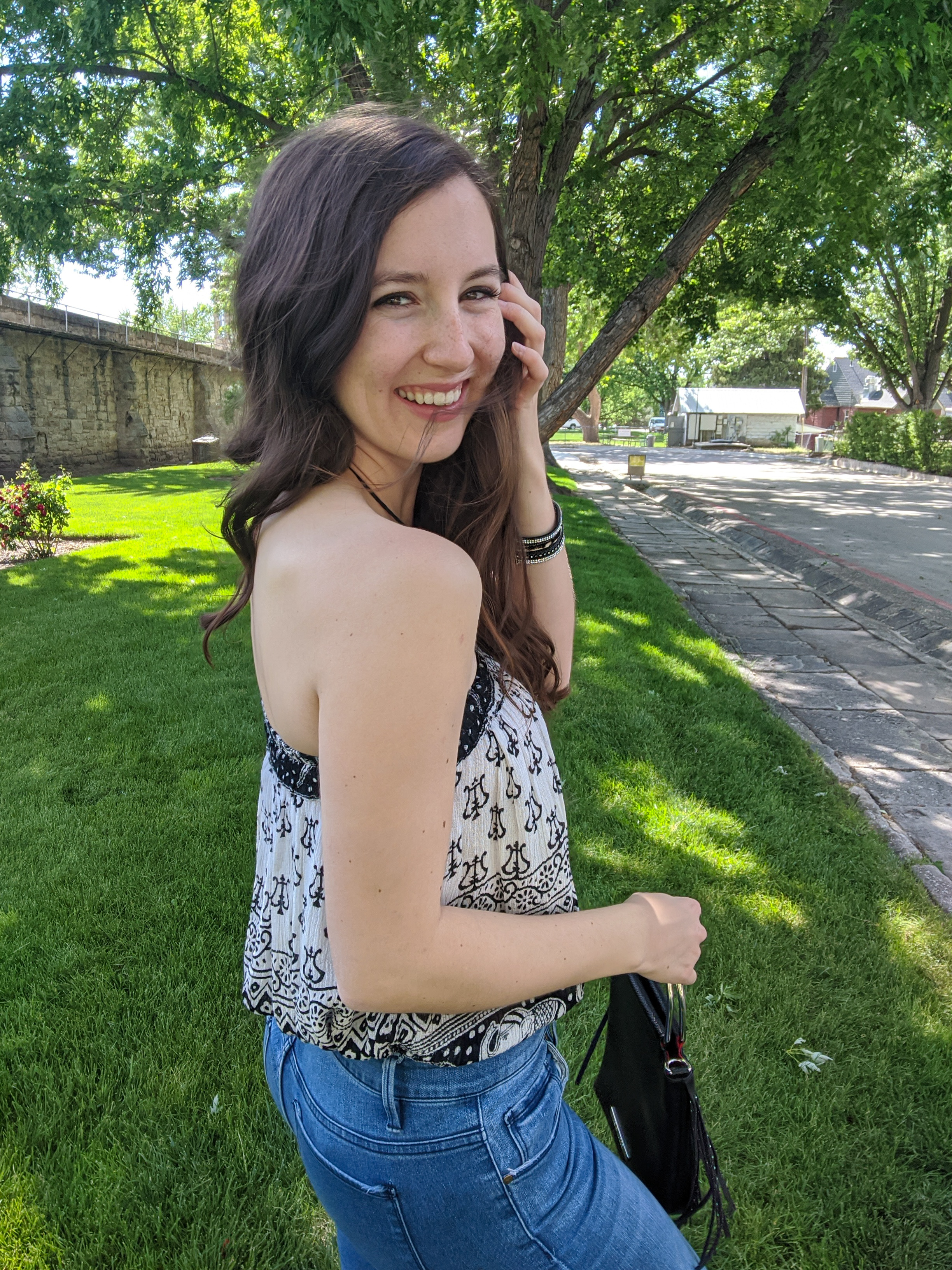 summer-outfit-halter-neck-shirt-skinny-jeans