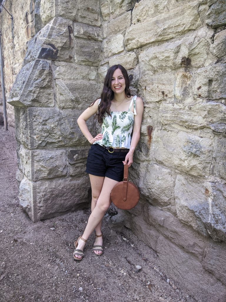 palm-print-top-black-shorts-H&M-summer-outfit