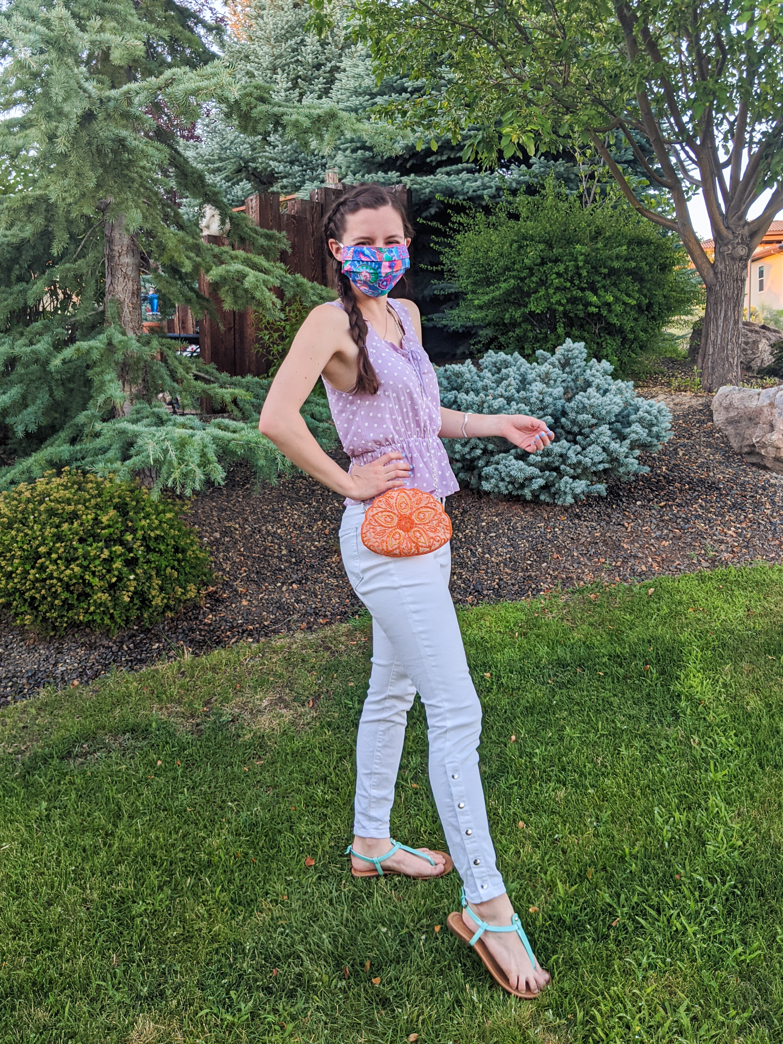 summer-outfit-white-jeans-mask-fashion