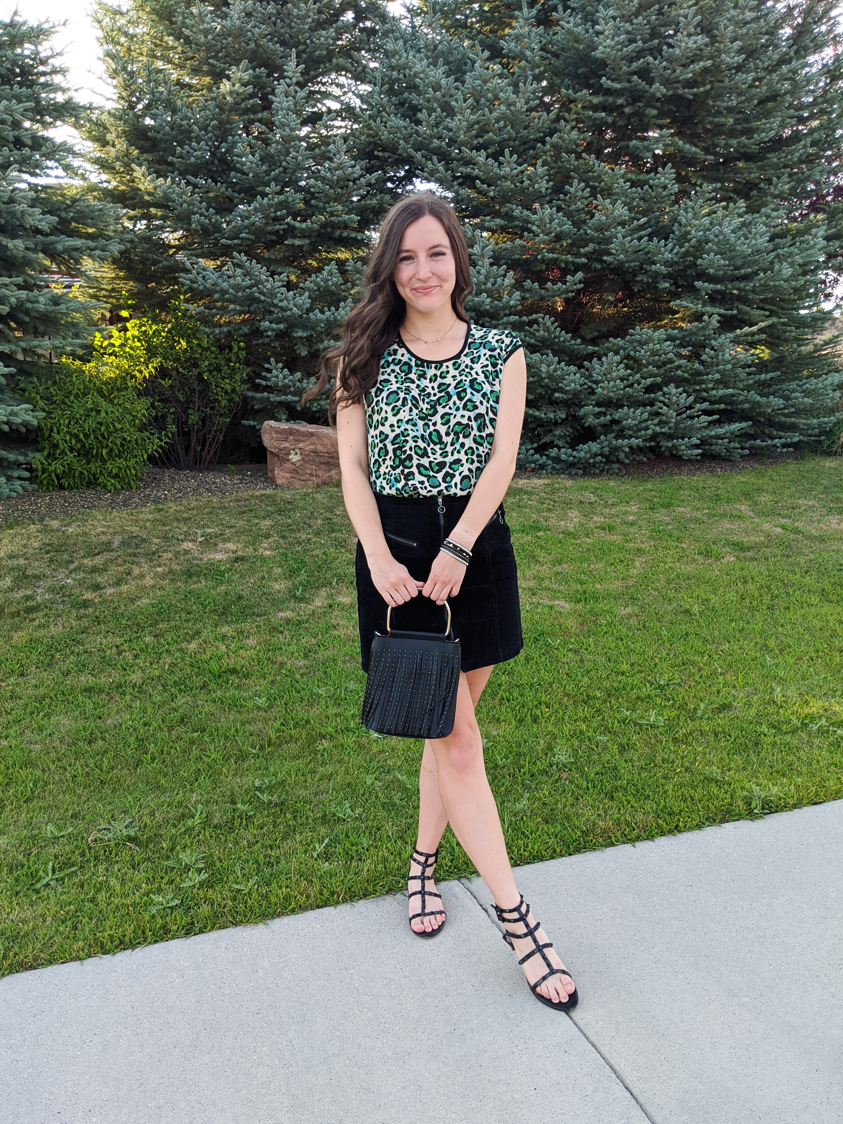 green-leopard-fall-outfit-black-sandals