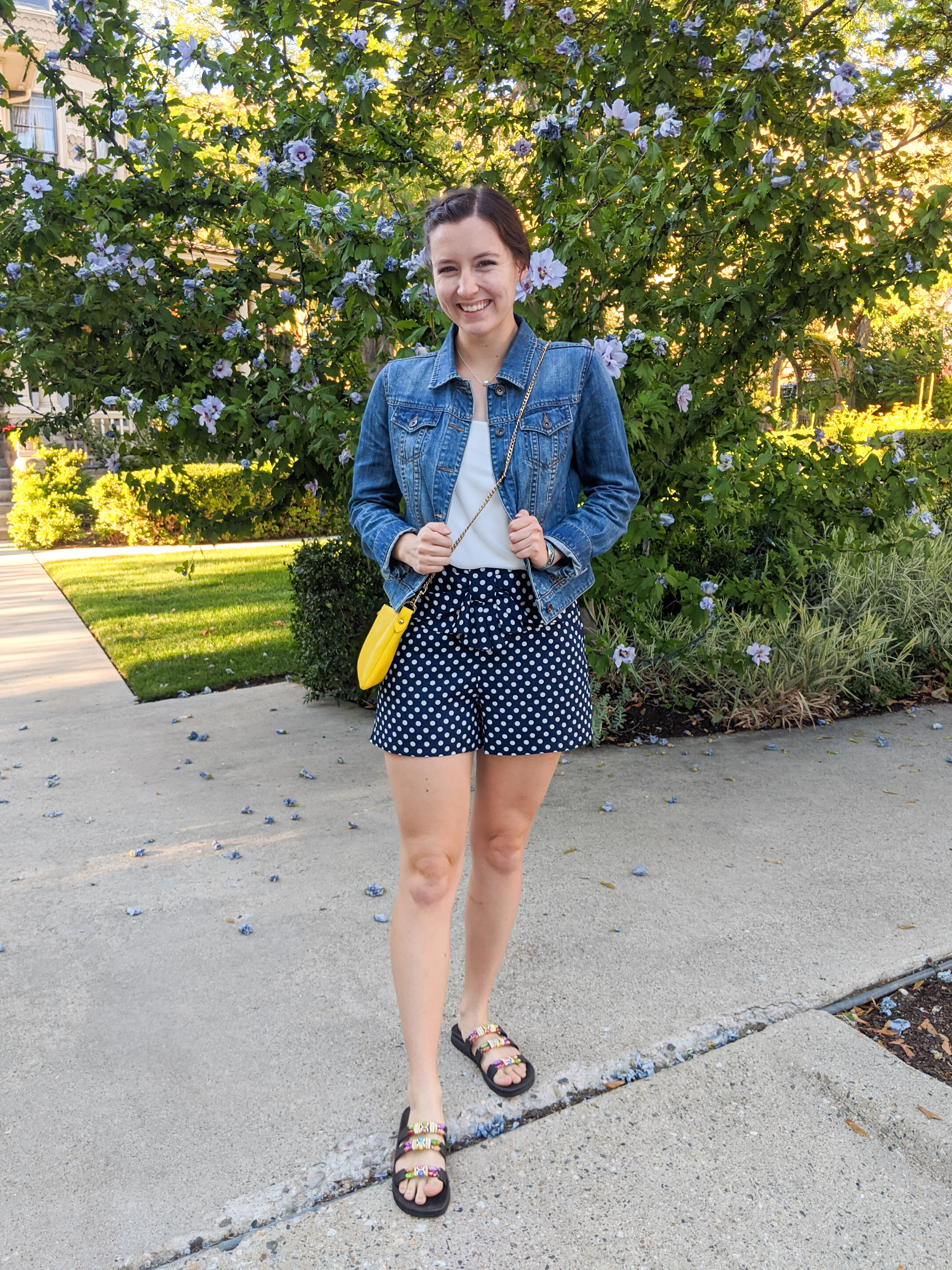 navy-polka-dot-shorts-summer-outfit