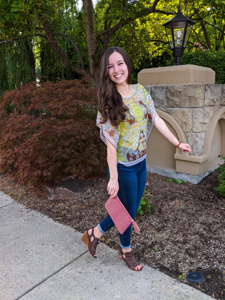 green-blouse-skinny-jeans-brown-booties-thrifted