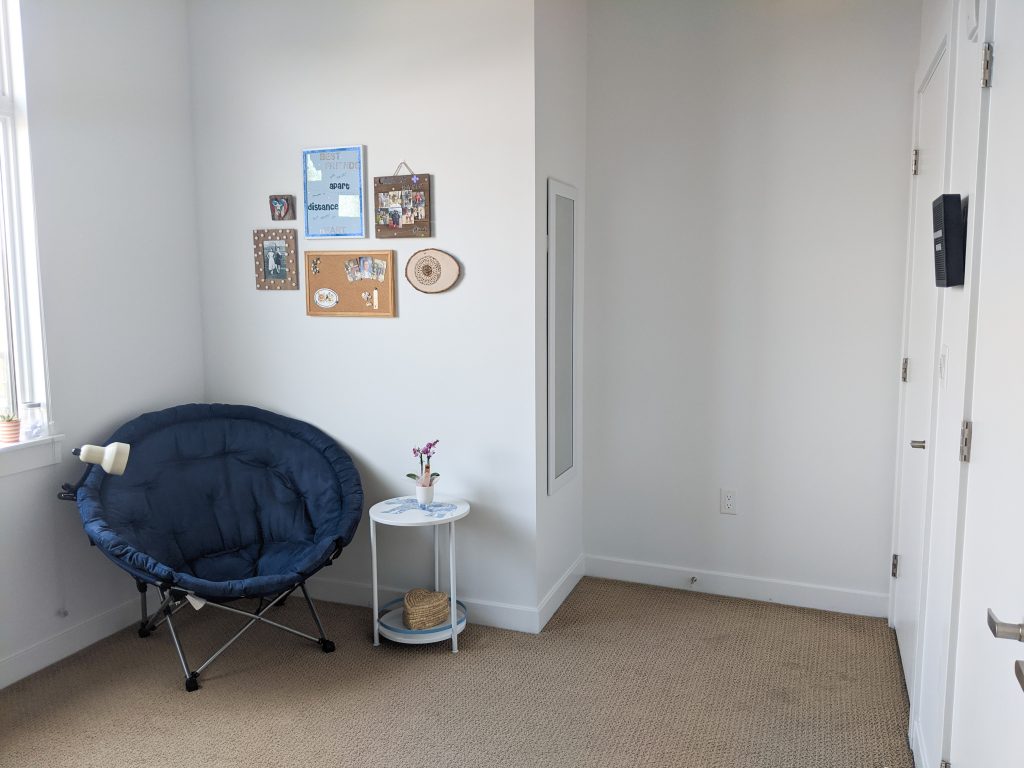 gallery-wall-apartment-bedroom-tour-college-blogger