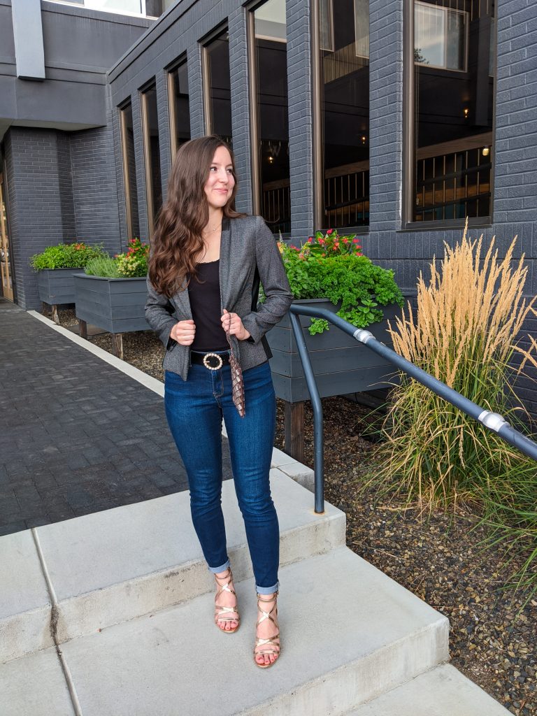 blazer-date-night-outfit-pearl-circle-belt-skinny-jeans