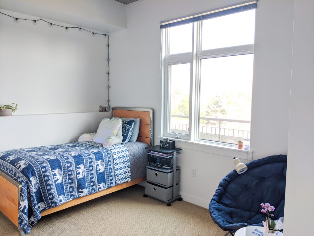 dorm-tour-elephant-blanket-dorm-style-college-apartment-blue-bedroom