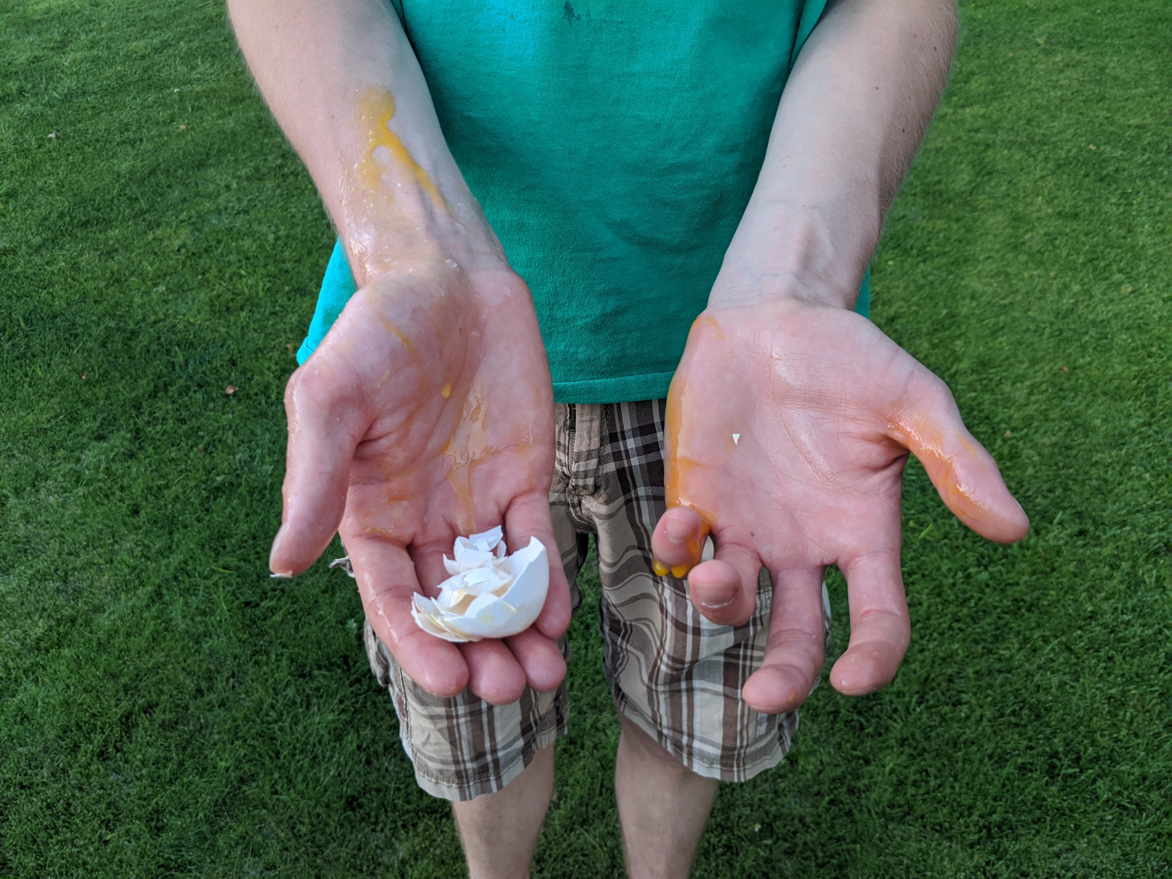 egg-toss-backyard-games-summer-party-ideas