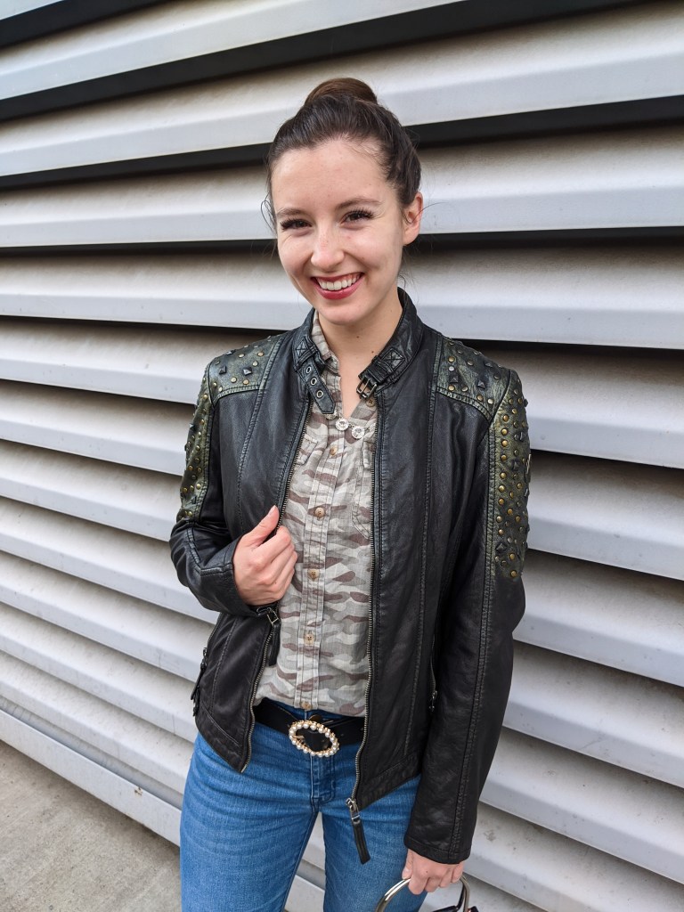 chic-pearl-belt-circle-belt-camo-blouse