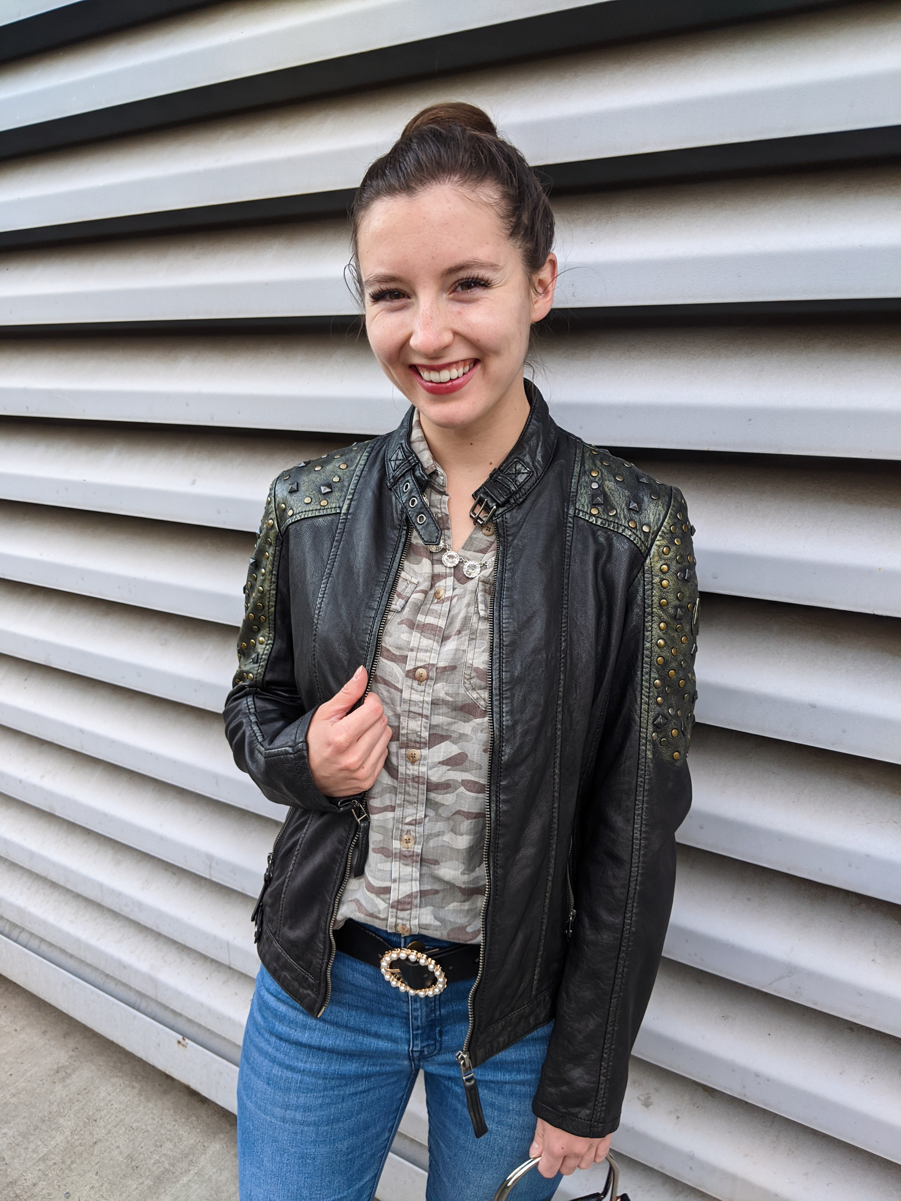 chic-pearl-belt-circle-belt-camo-blouse