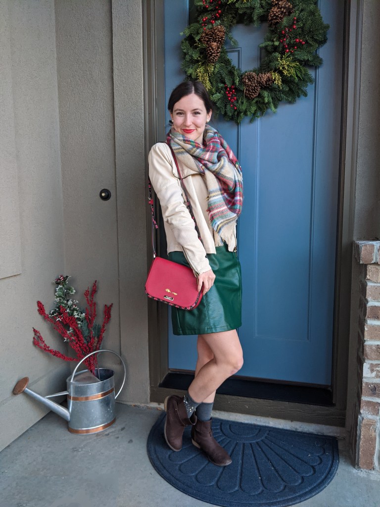 red-purse-green-pleather-skirt-christmas-outfit-wreath