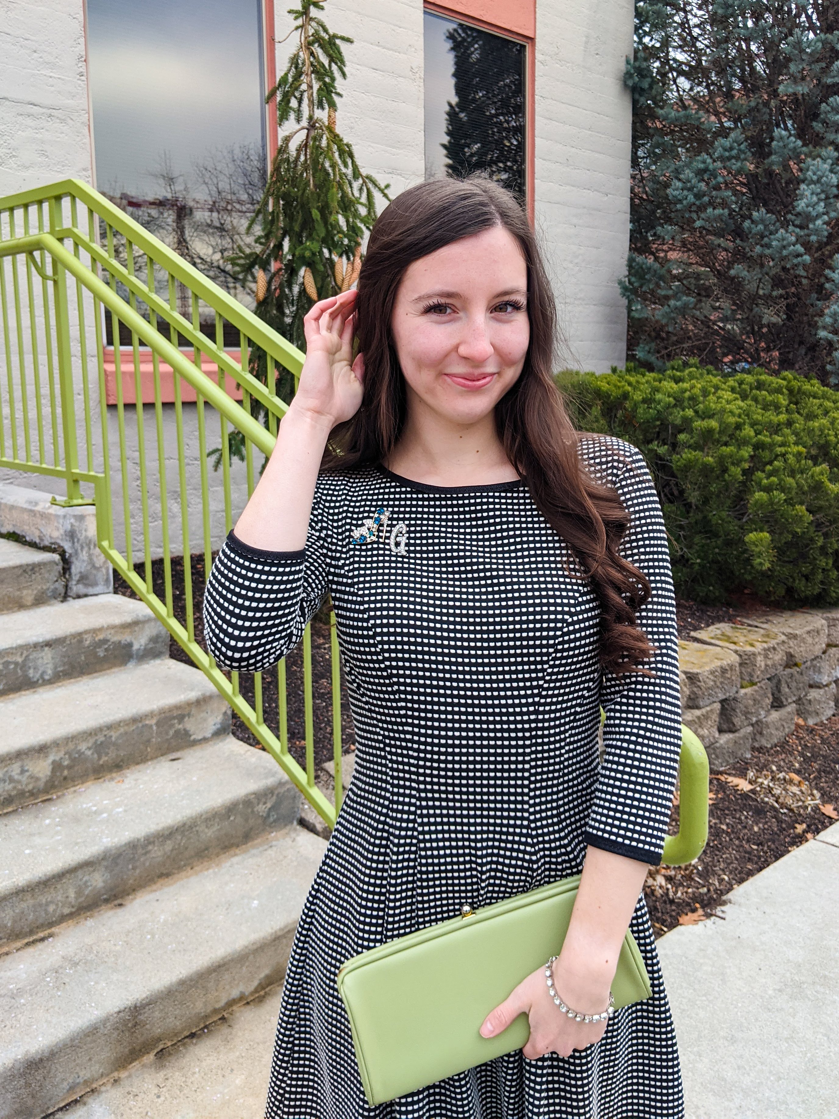 old-fashioned-style-green-leather-clutch-brooches