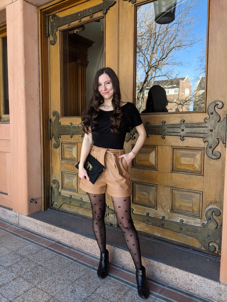 black-ruched-blouse-leather-shorts-star-tights