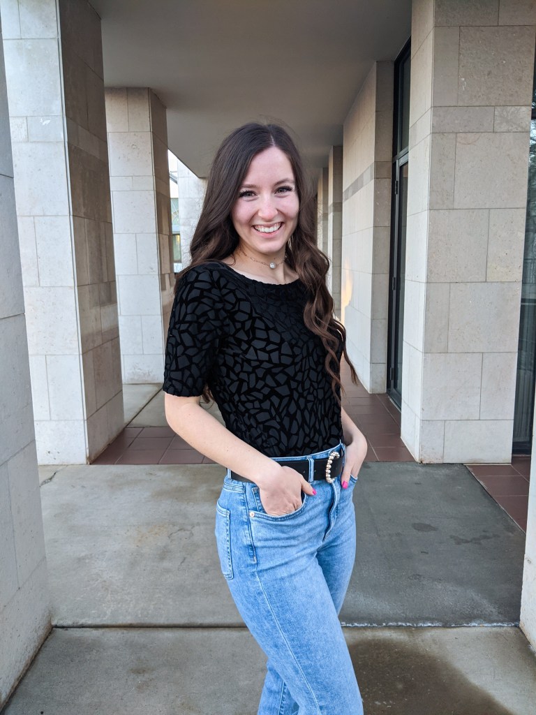 wavy-hair-pearl-belt-black-top-pearl-choker