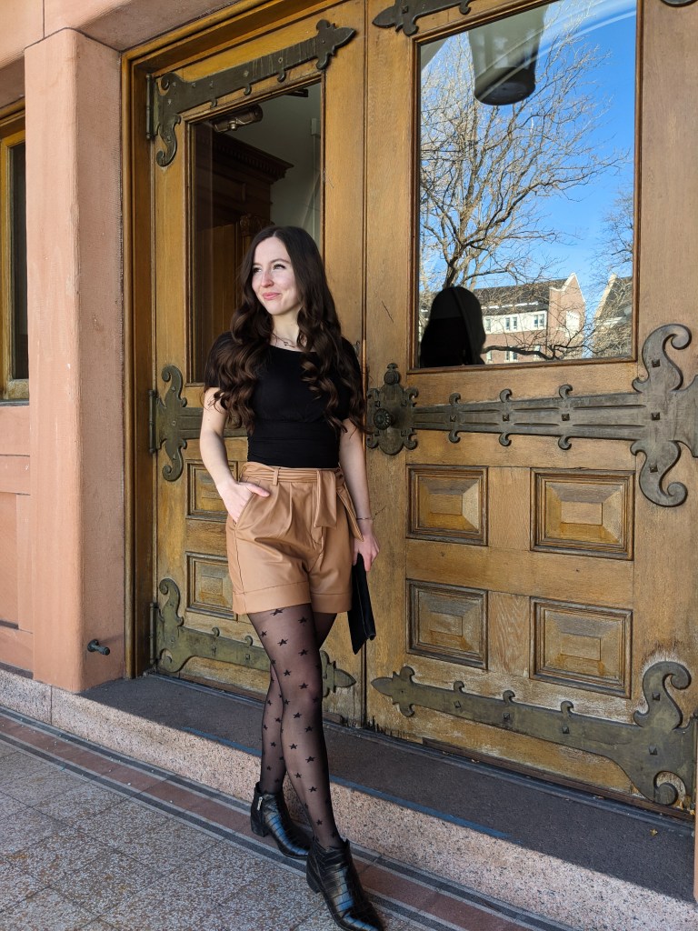 star-tights-express-leather-shorts-black-booties