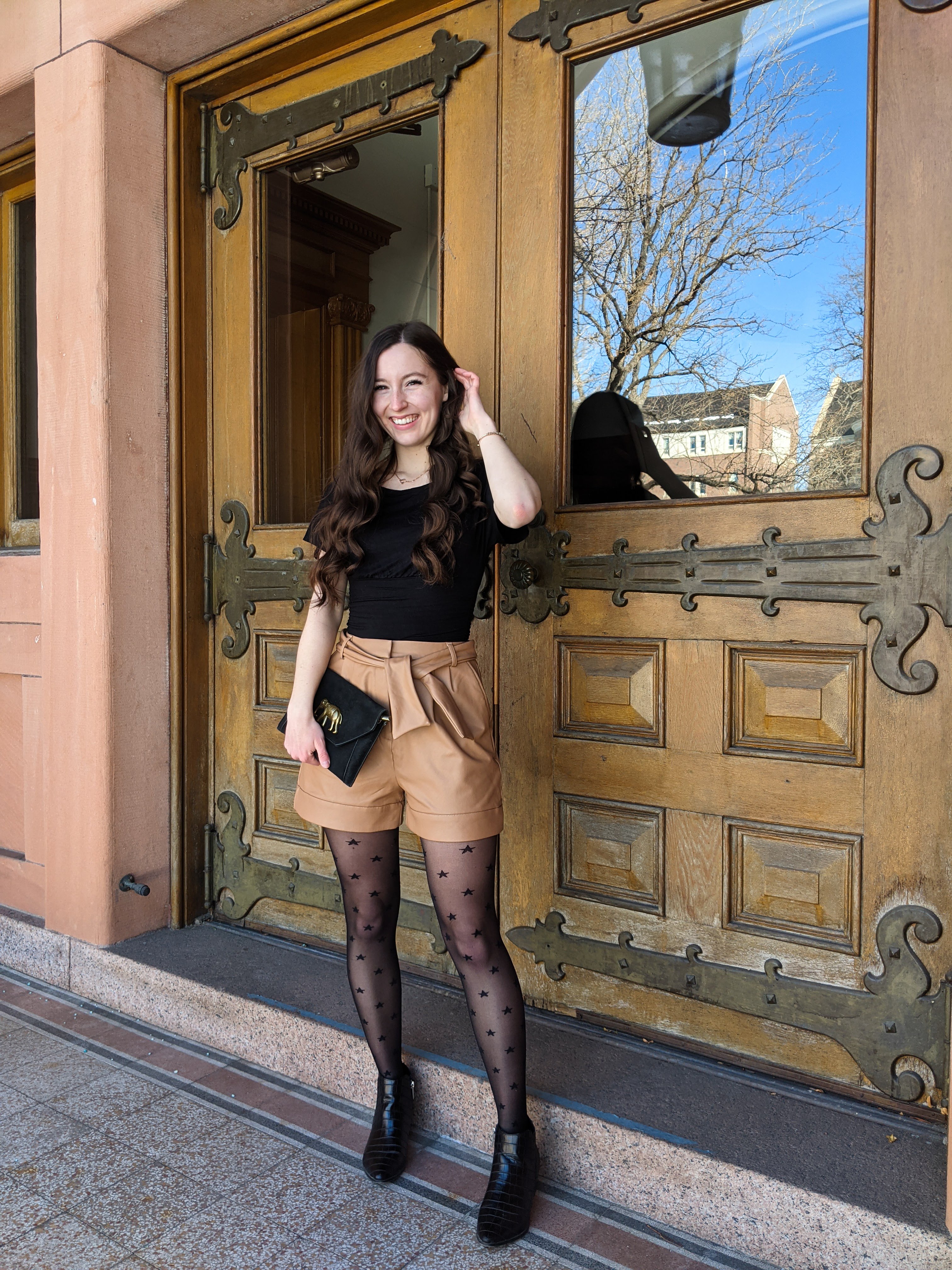 edgy-trendy-fashion-black-brown-shorts