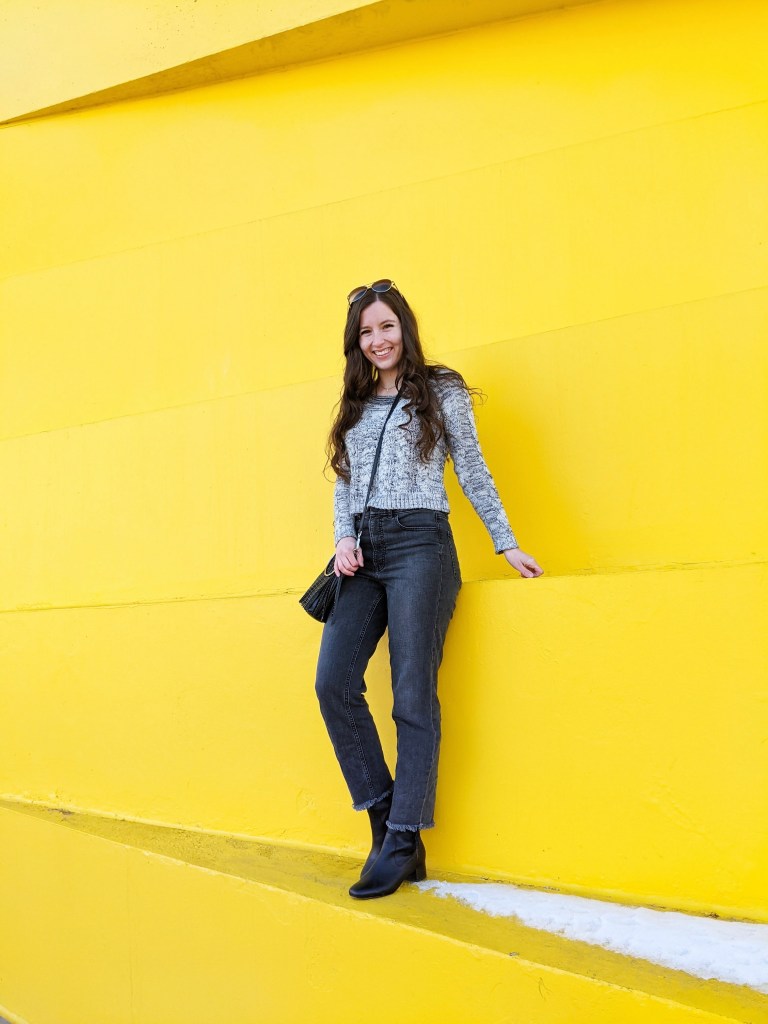 denver-fashion-blogger-yellow-wall-grey-monochrome