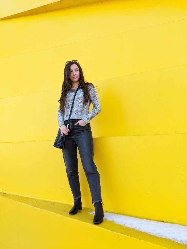 express-jeans-pantone-colors-2021-grey-sweater