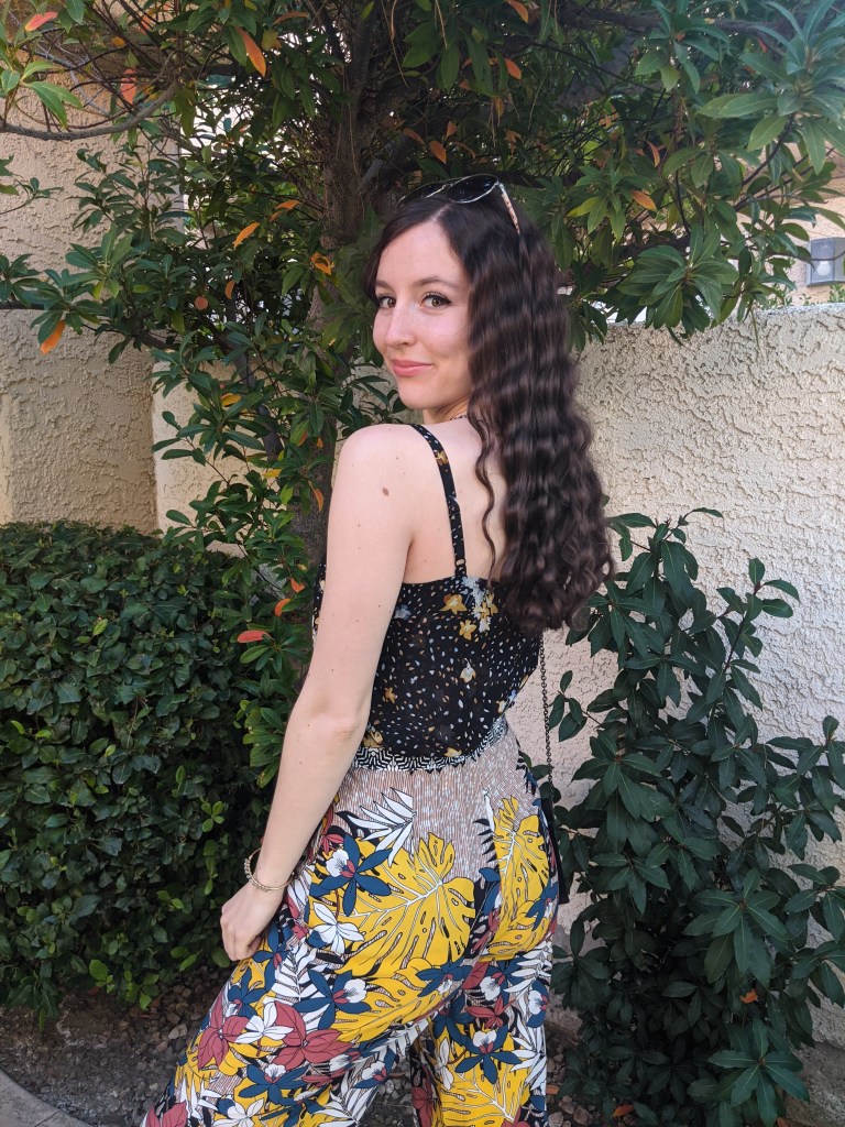 print-mixing-crimped-hair-tropical-pants