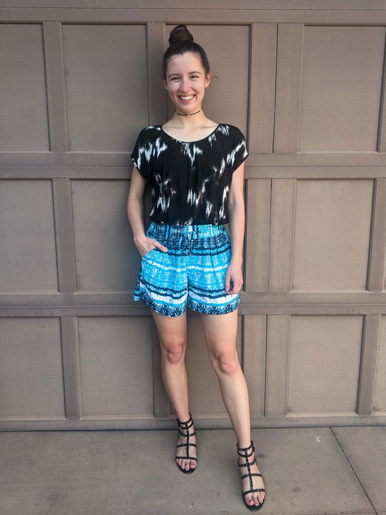 pattern-mixing-boho-summer-style-turquoise-shorts-black-sandals