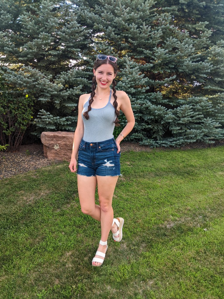 casual-summer-style-red-lips-blue-bodysuit