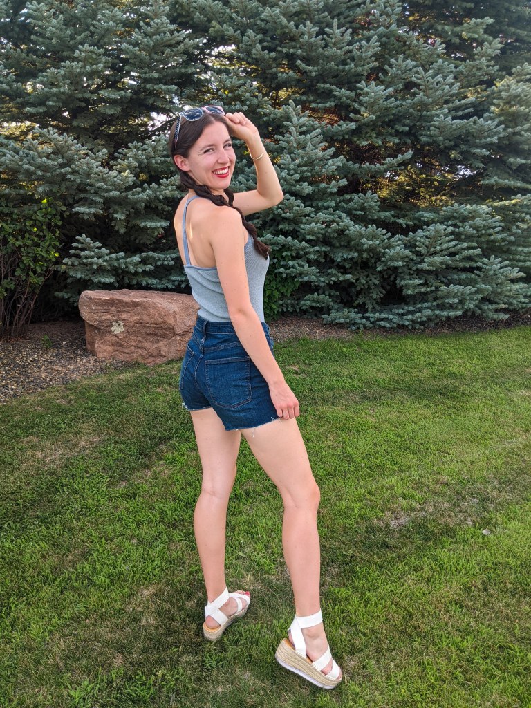 summer-outfit-college-fashion-blogger-white-sandals