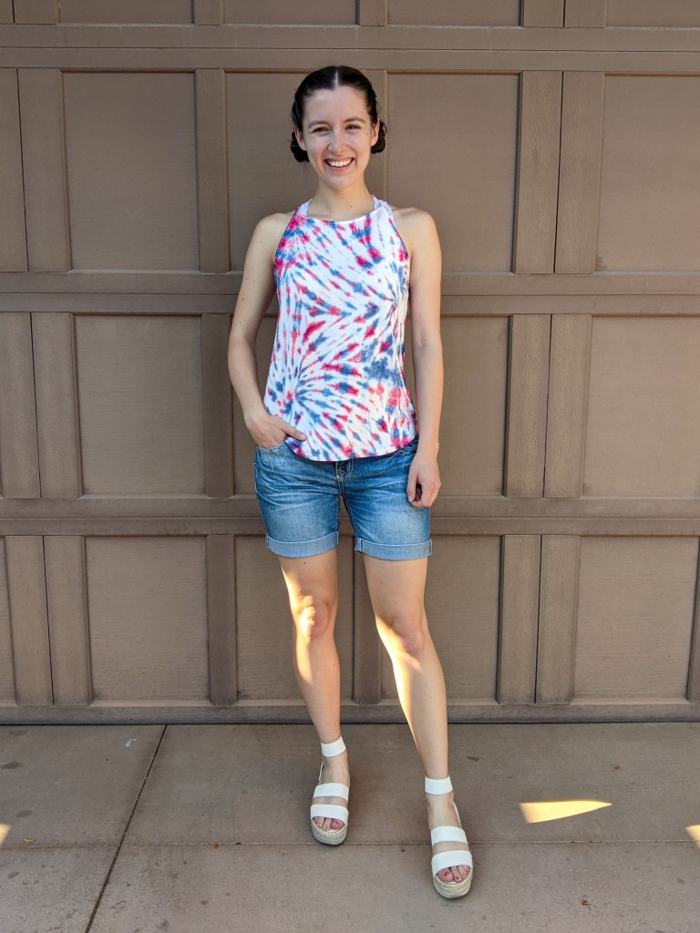 jean-shorts-tie-dye-top-4th-of-july-outfit