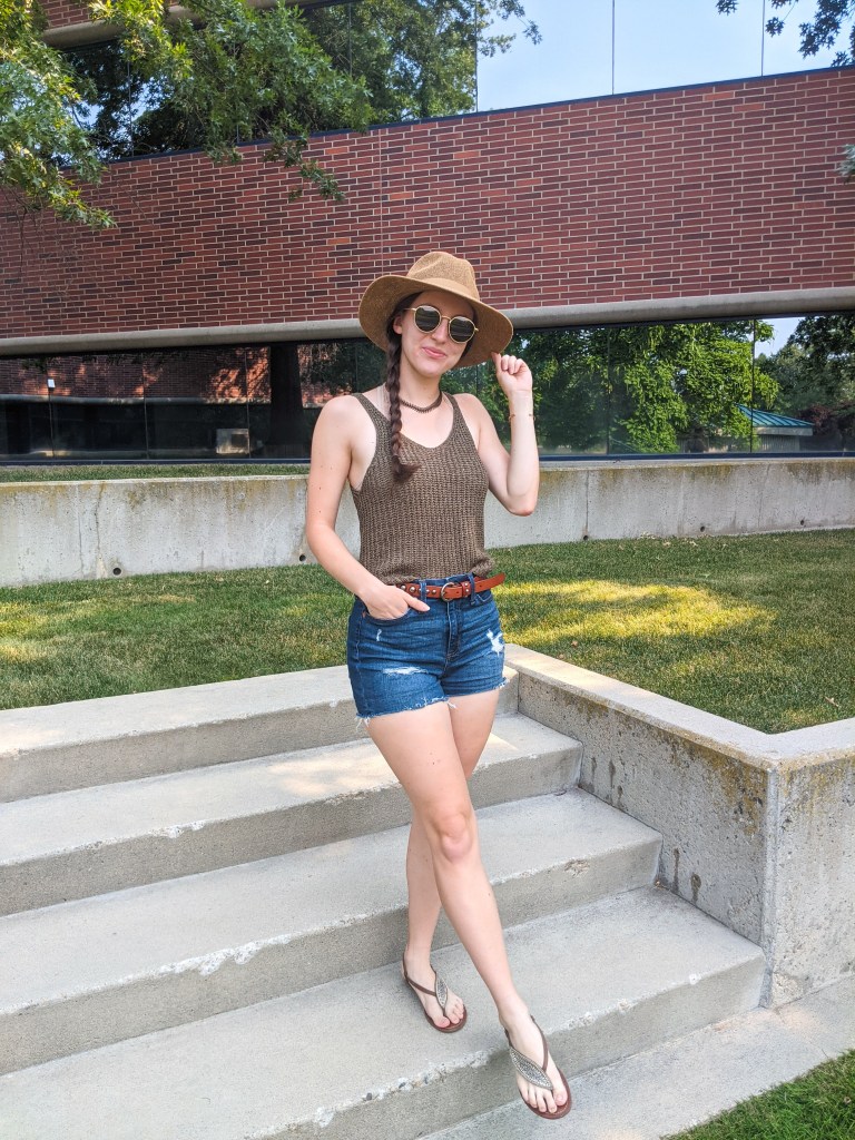 denim-shorts-brown-sandals-olive-green-summer-style