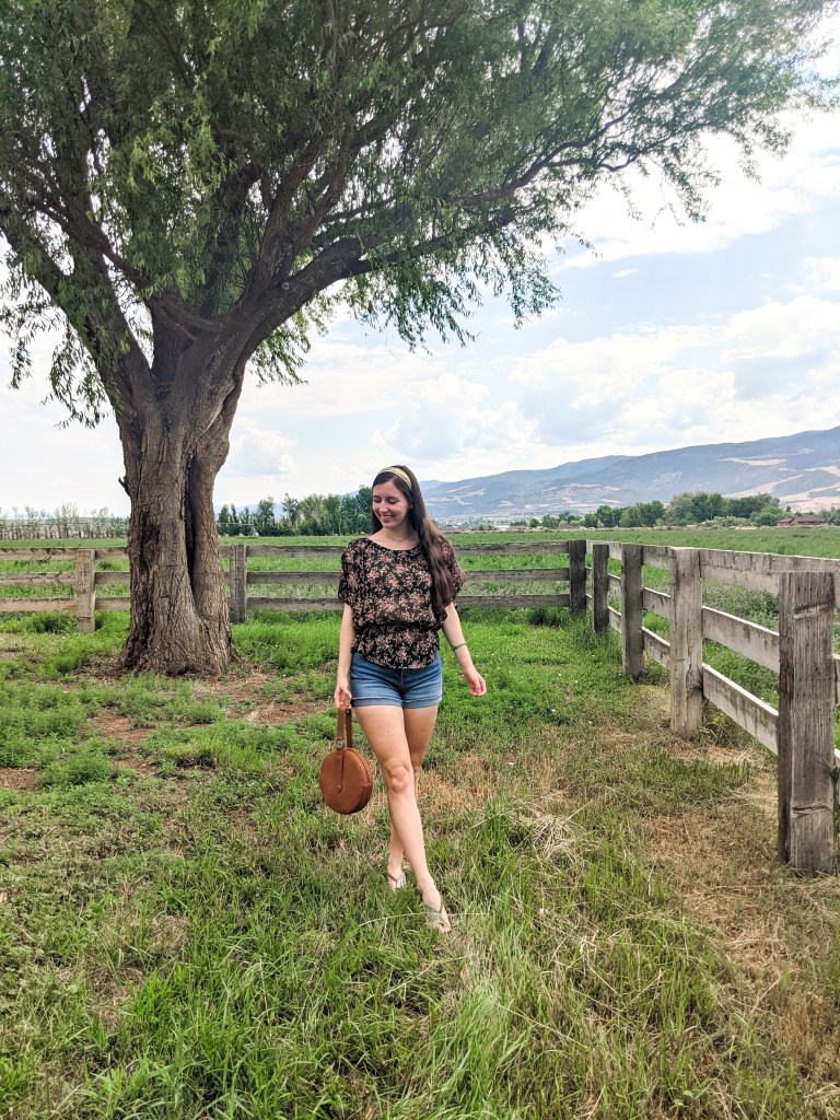 summer-style-farm-life-floral-blouse