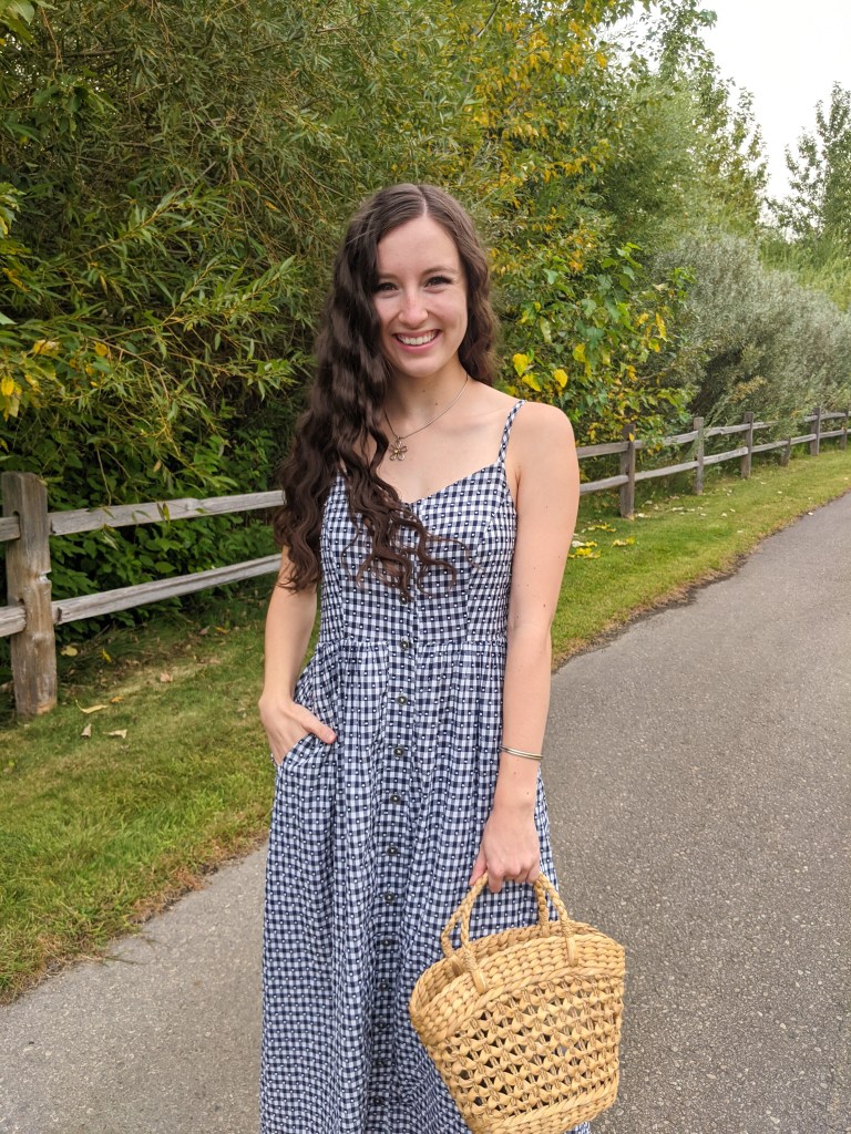maxi-dress-straw-purse-crimped-hair-college-fashion-blogger