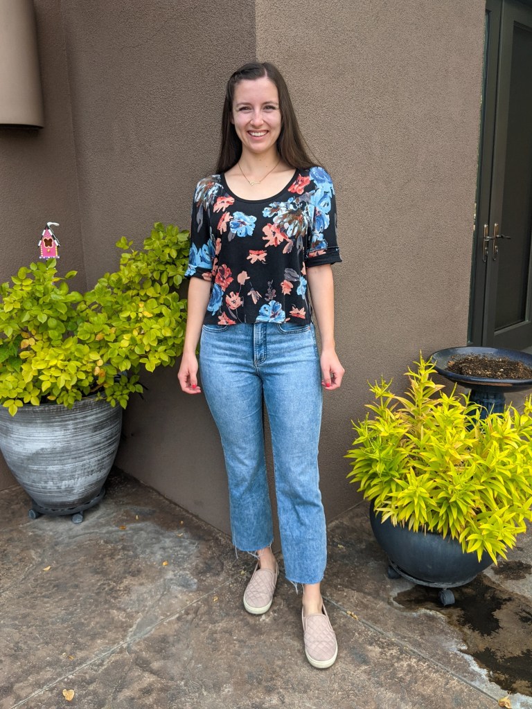 floral-tee-cropped-flared-jeans-express-blush-sneakers