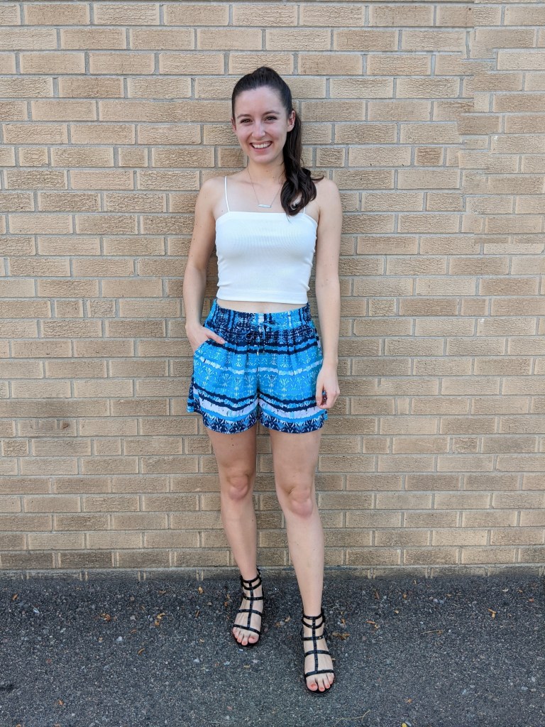 white-crop-top-american-eagle-turquoise-shorts-black-sandals
