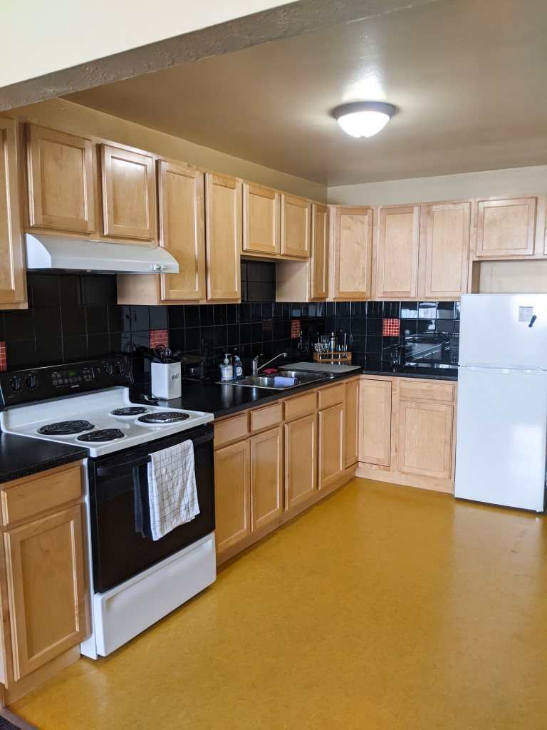 college-apartment-tour-kitchen-college-blogger
