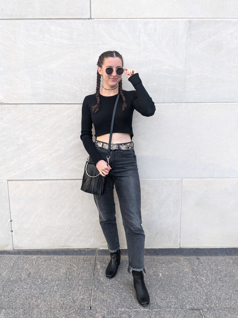 black-cropped-sweater-sungait-sunglasses-grey-mom-jeans