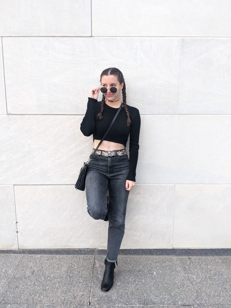black-ribbed-sweater-snakekin-belt-grey-mom-jeans-edgy-style