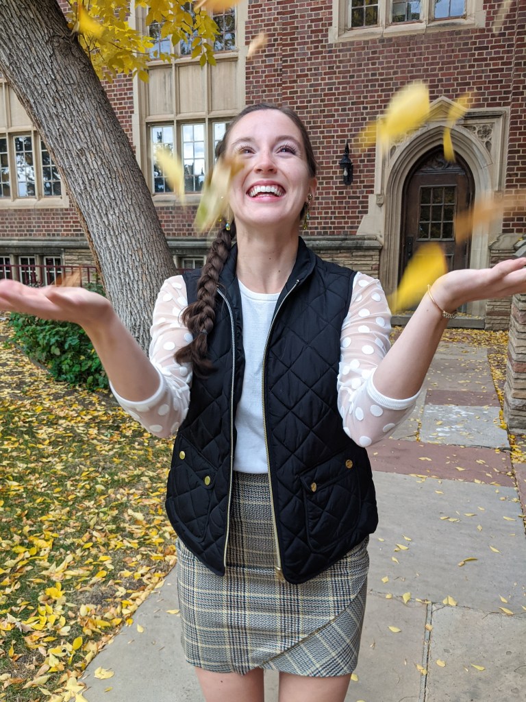 leaf-throwing-fall-outfits-autumn-stye-college-blogger