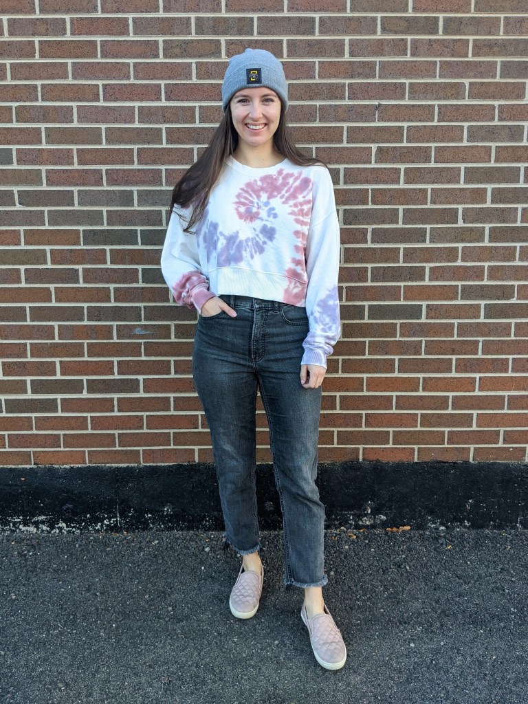 tie-dye-sweatshirt-american-eagle-beanie-grey-mom-jeans-blush-sneakers-college-outfit