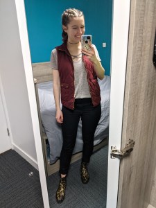 maroon-quilted-vest-blush-tee-black-skinny-jeans