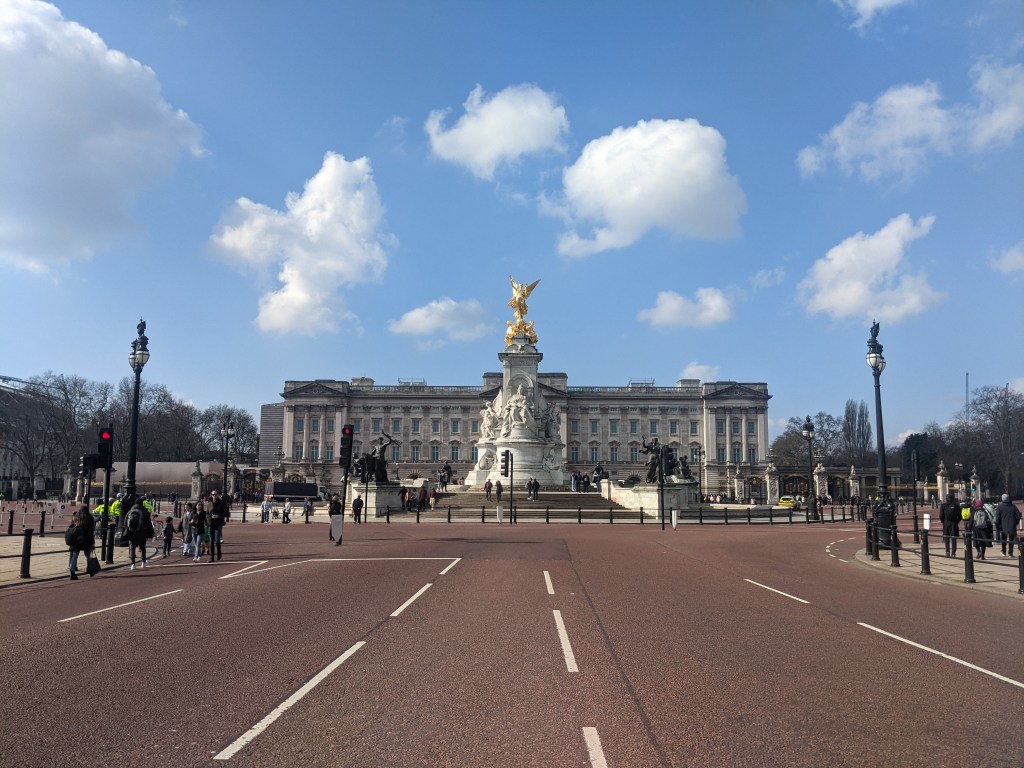 buckingham-palace-changing-of-the-guards-london-tourist