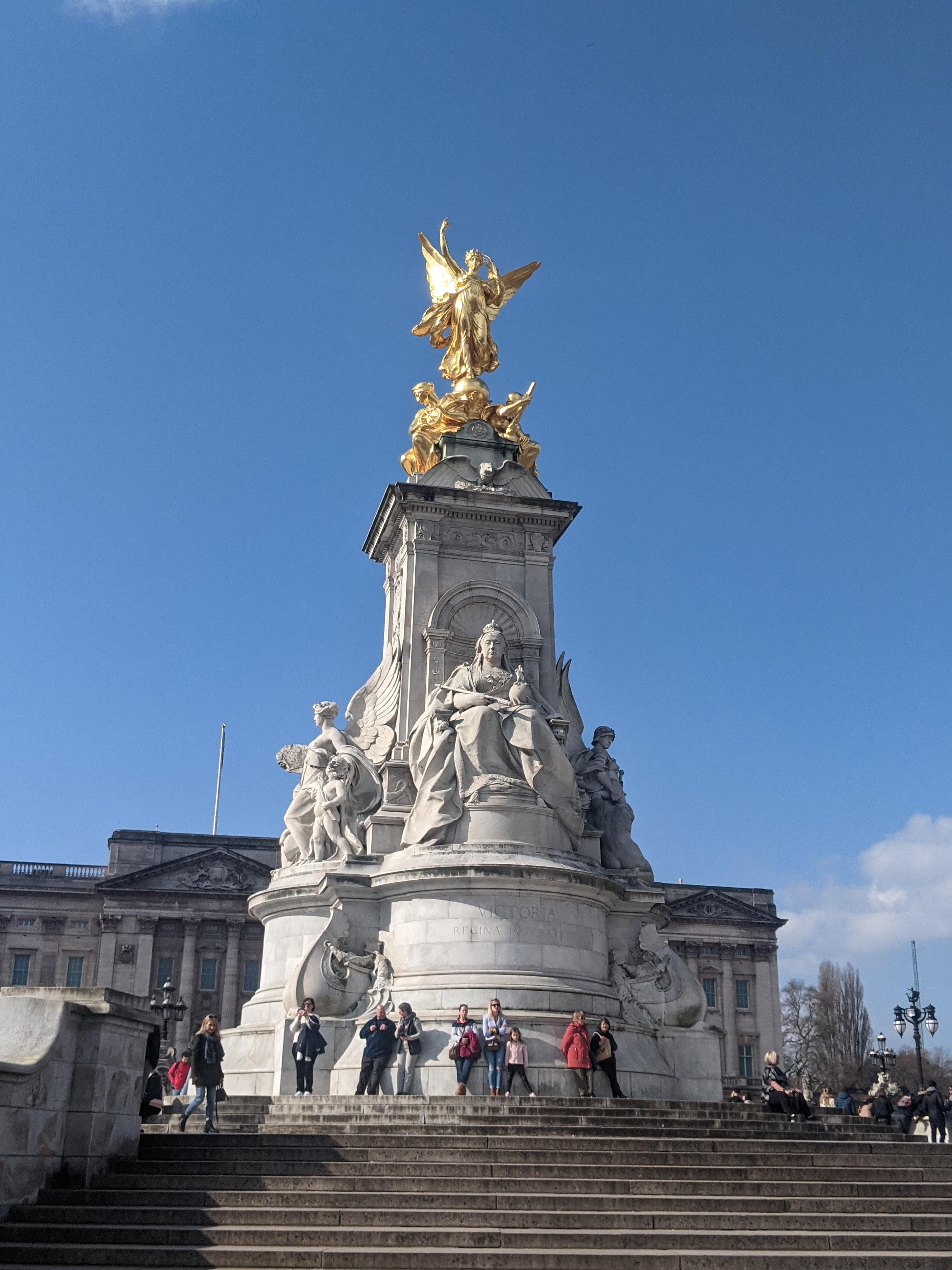 buckingham-palace-queen-victoria-statue-london