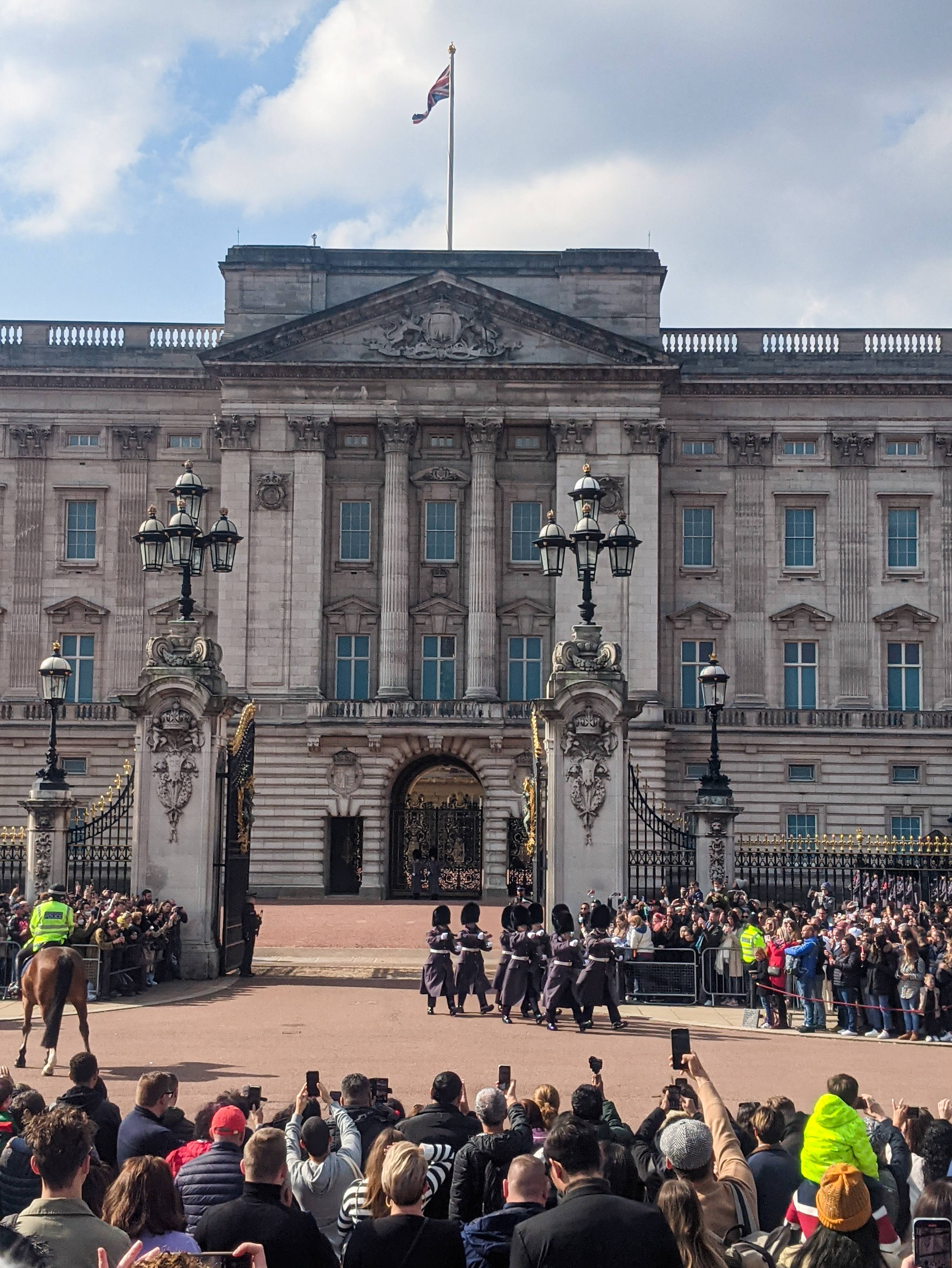 buckingham-palace-changing-of-the-guards-london-tourist