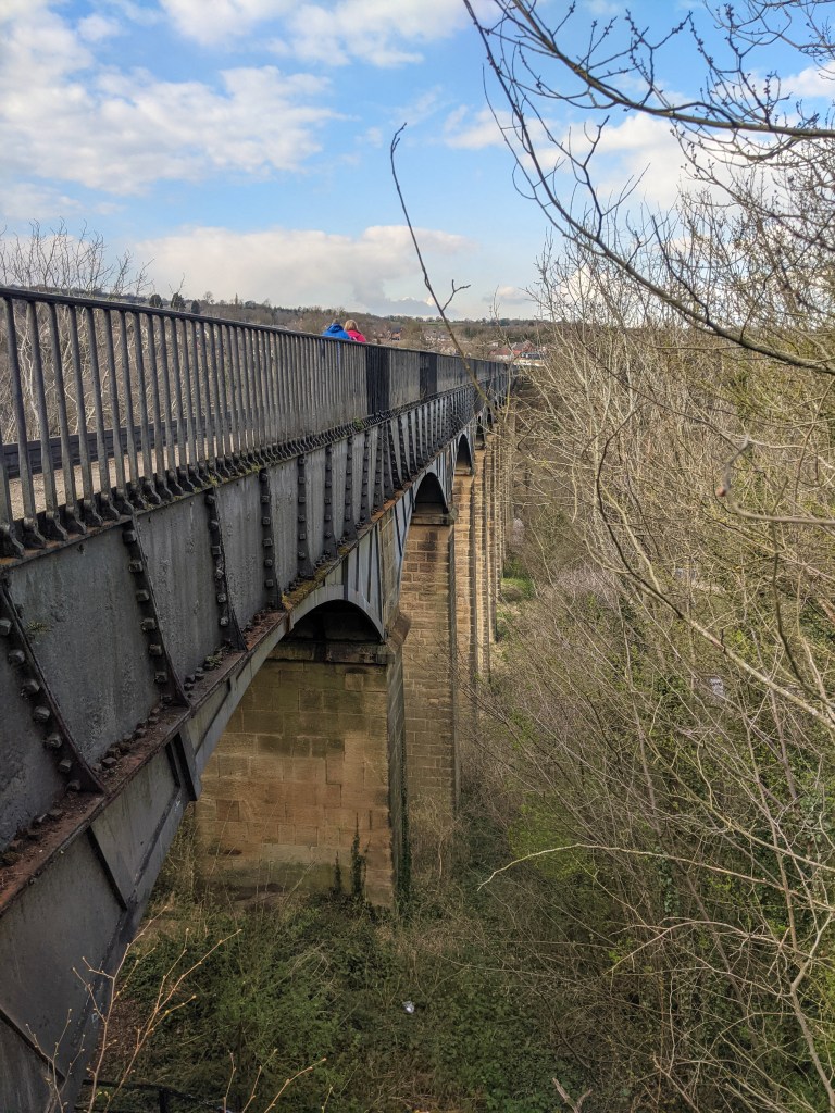 pontcysyllte-aqueduct-north-wales-busy-bus-tour