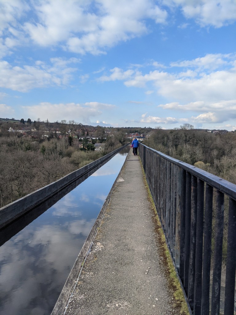 pontcysyllte-aqueduct-busy-bus-tour-day-trip-north-wales