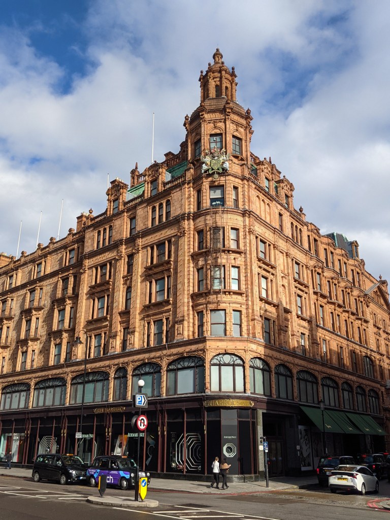 harrods-shopping-luxury-department-store-london-tourist