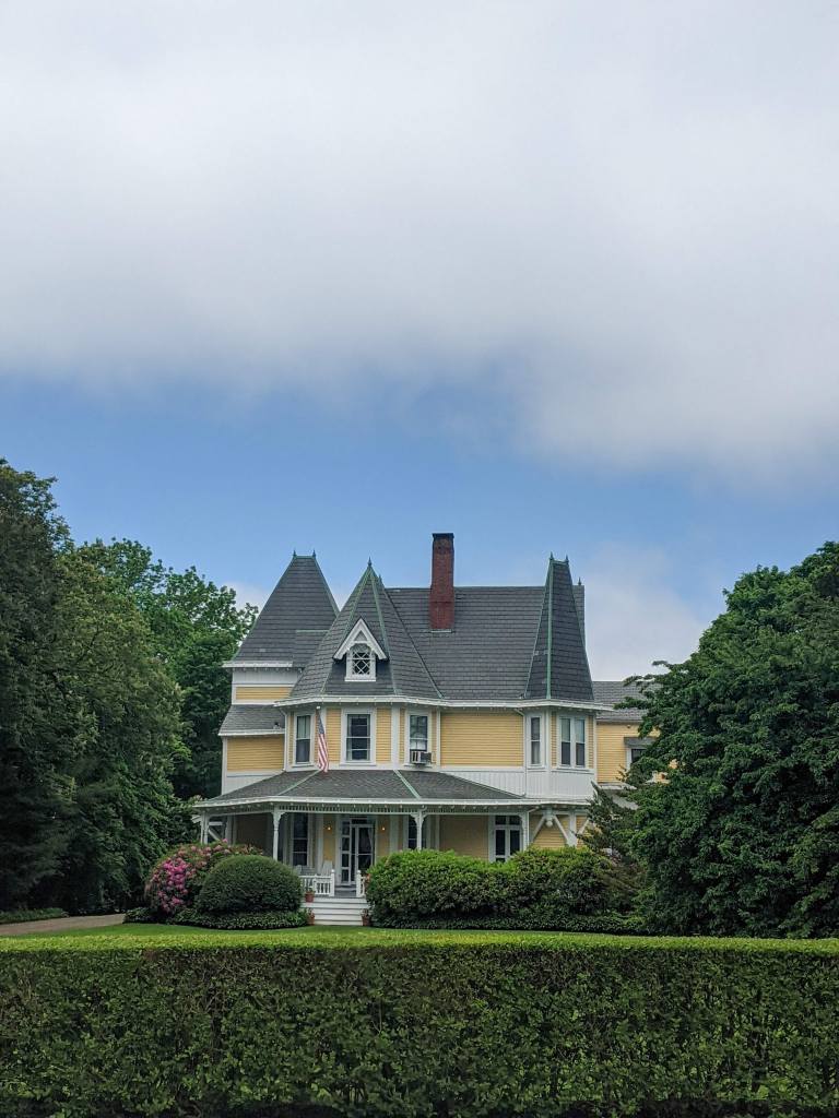 rhode-island-newport-mansions-yellow-house