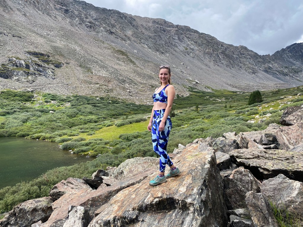 aerie-american-eagle-workout-set-breckenridge-colorado-hiking-blue-lakes-trail