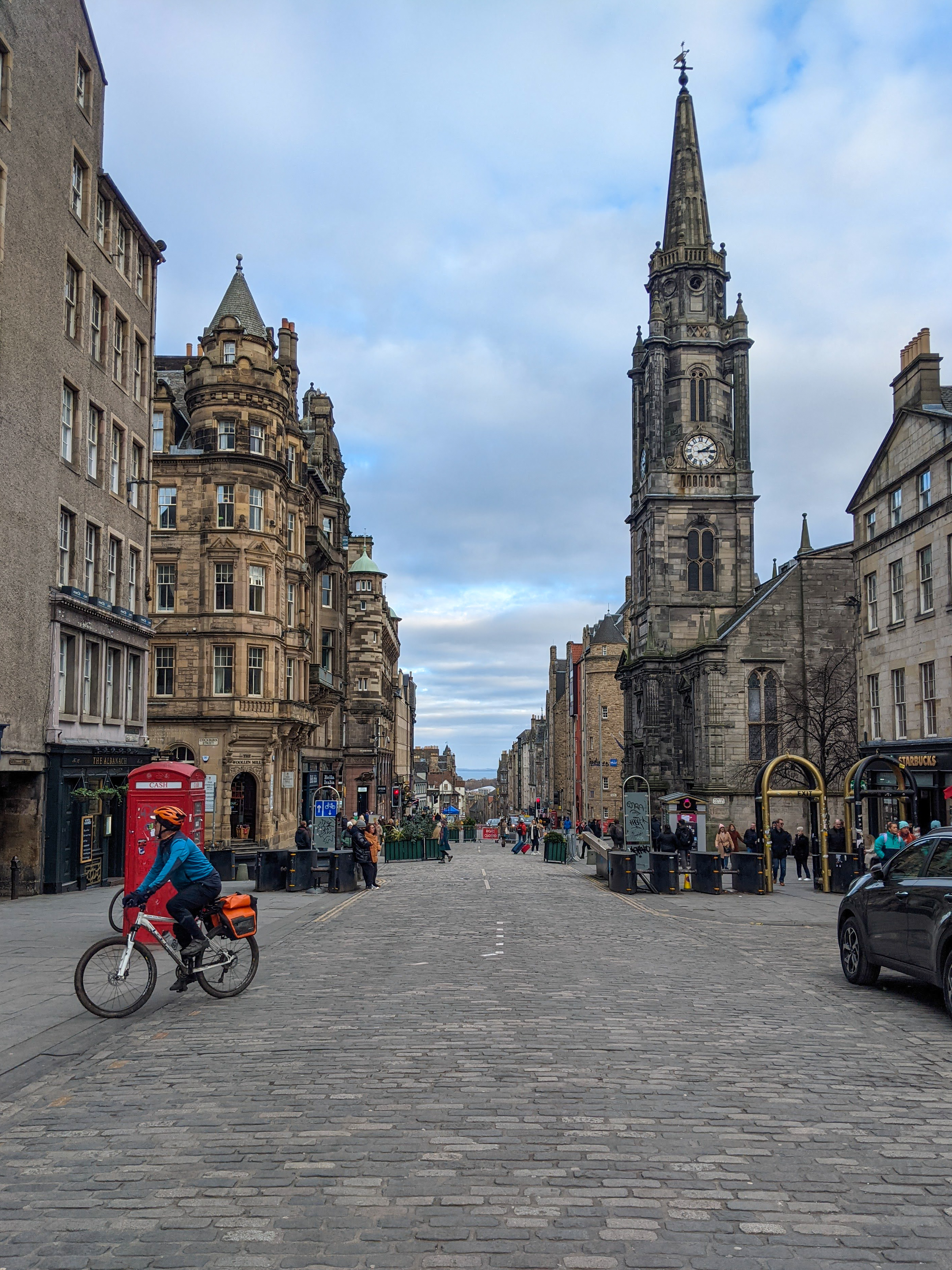 the-royal-mile-edinburgh-scotland