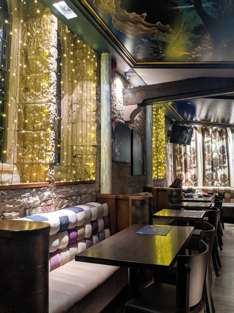 oran-mor-glasgow-play-pie-pint