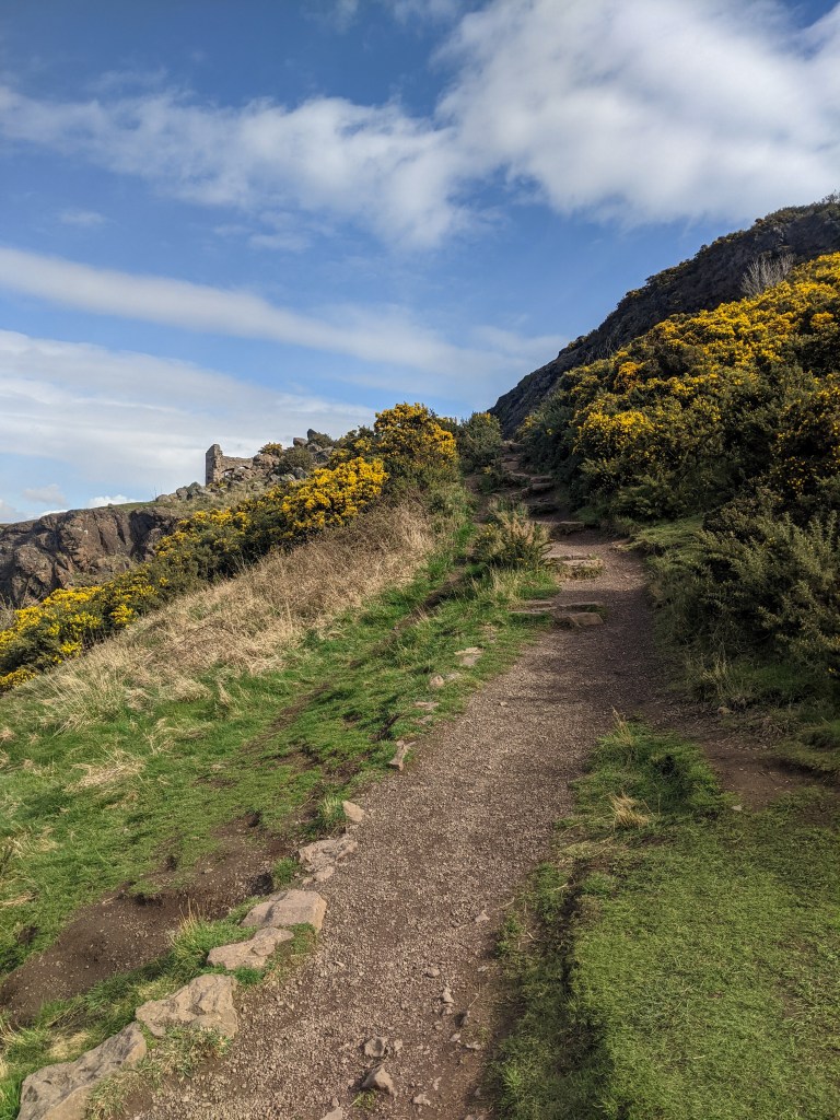 arthurs-seat-edinburgh-scotland-hike-panoramic-views